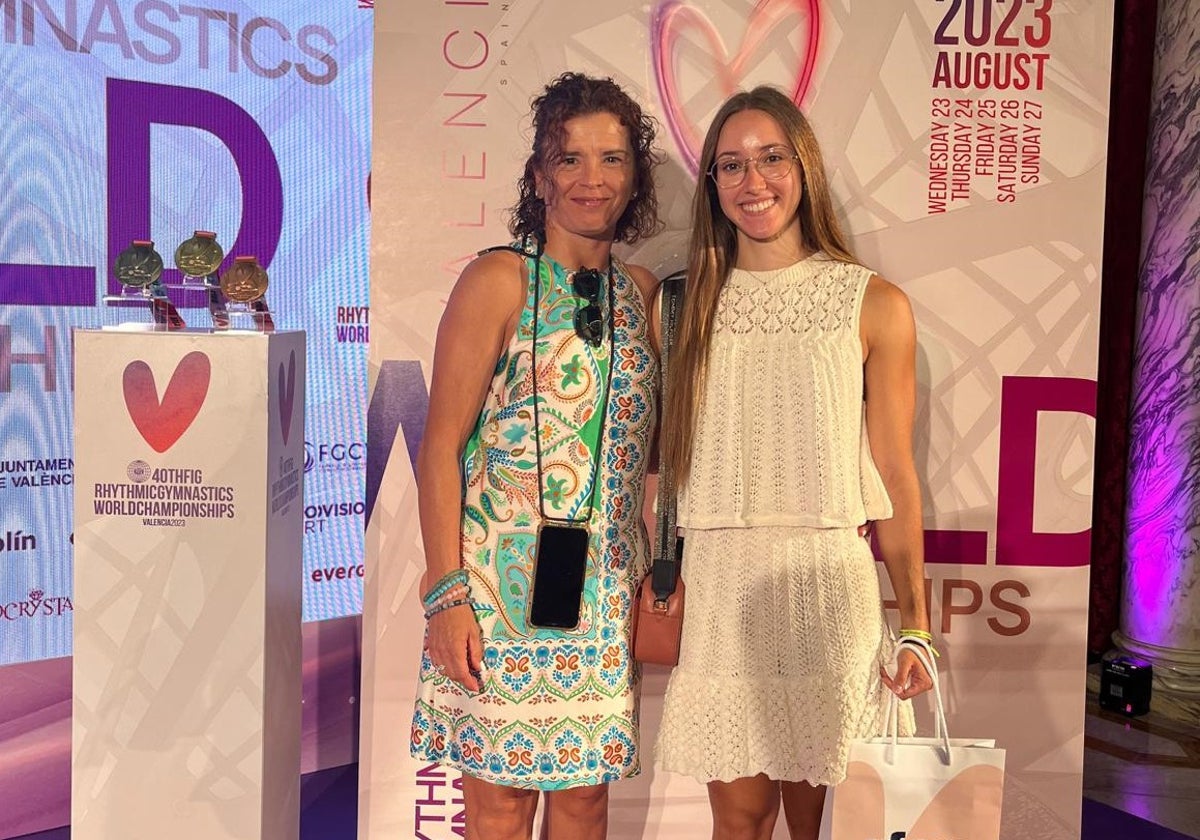 La gimnasta Paula García junto con la Directora Técnica del club Loles Ballester.