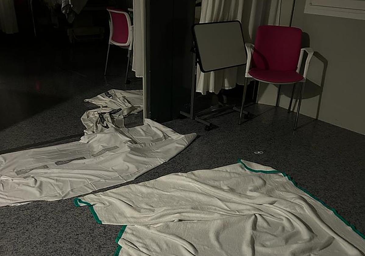 Sábanas para recoger el agua en la Unidad de Hospitalización Transitoria del Hospital General.