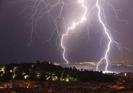 Varios rayos impactan en la Bahía de los Ángeles (Francia), en una imagen de archivo.