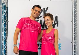 Dos corredores posando con la camiseta.