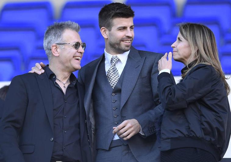 Gerard Pique, en el centro, hablando con sus padres en una imagen de archivo.