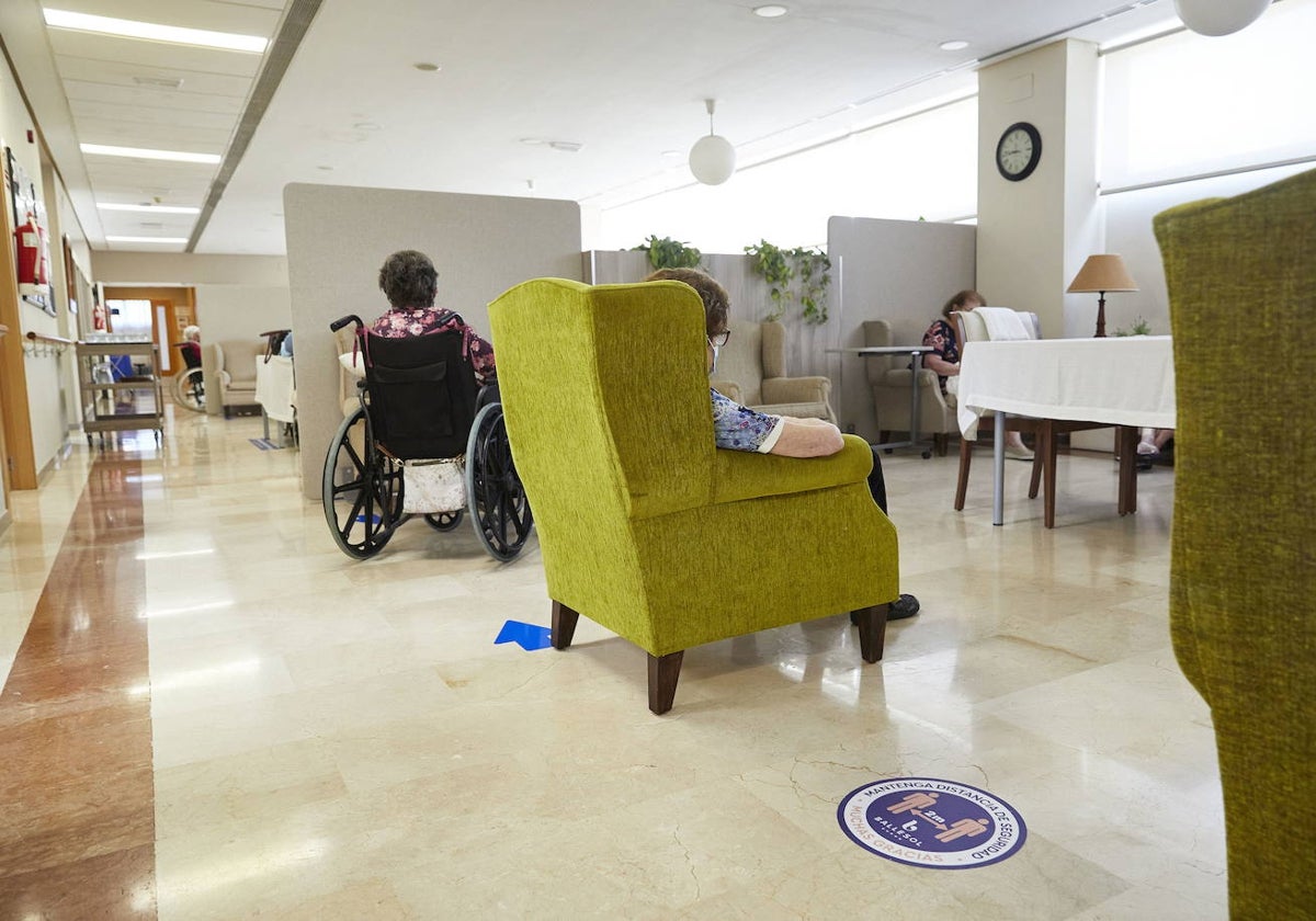 Unos ancianos en una residencia.