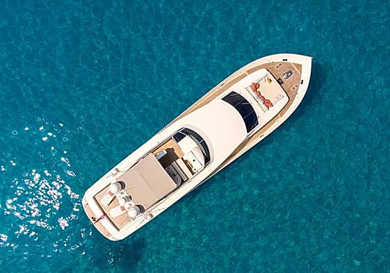 Silueta del yate que ha reformado el estudio de Laura Yerpes.