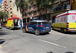 Dos ambulancias y una patrulla de la Policía Nacional en el lugar de los hechos.