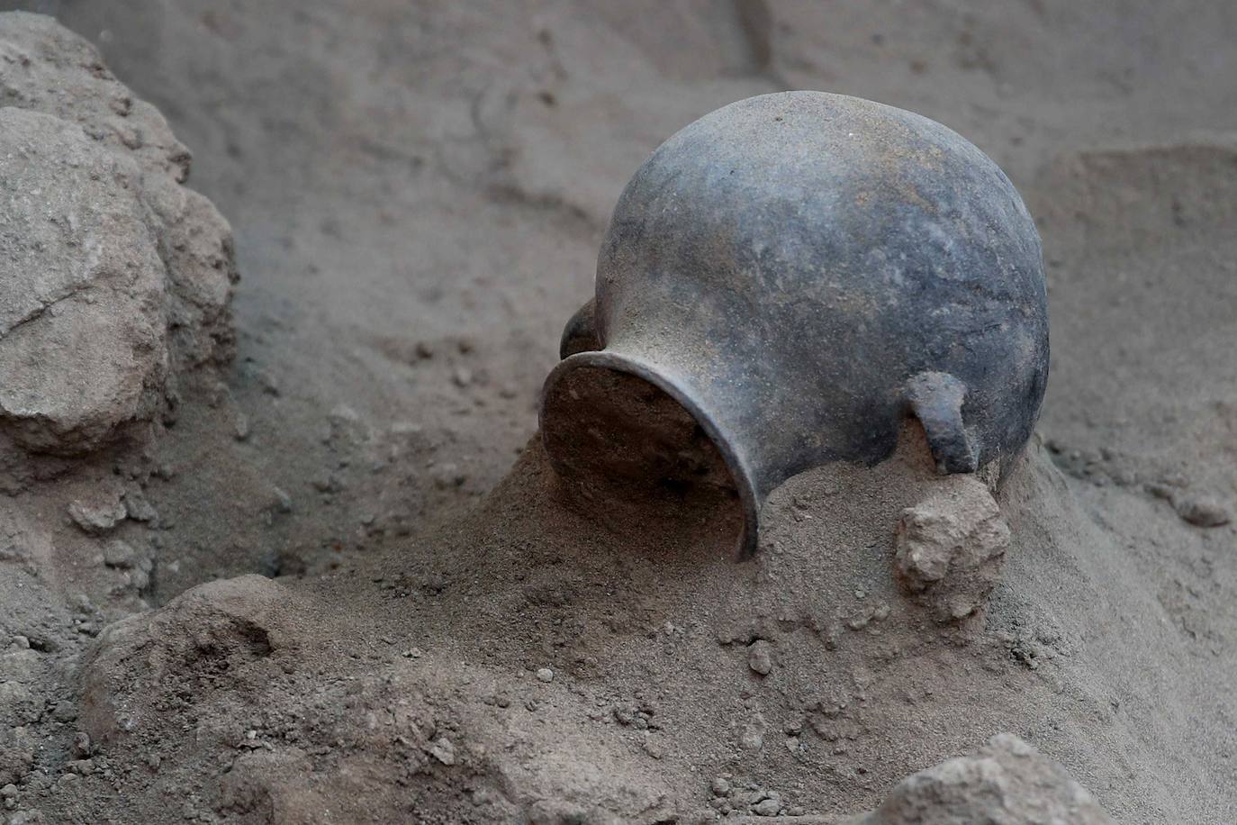 Descubren en Lima un cementerio de bebés y niños prehispánico