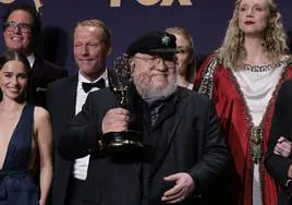 George R. R. Martin y el cast de 'Juego de Tronos' en los 'Primetime Emmy Awards'