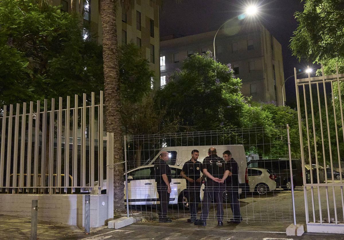 Fuertes medidas de seguridad en la puerta del recinto universitario, este jueves por la noche.