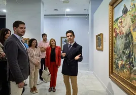 El director del Museo de Bellas Artes de Valencia, Pablo González, da detalles de la exposición ante el alcalde y otros ediles.