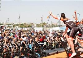 Sesión de spinning al aire libre en una imagen de archivo.