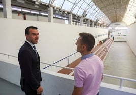 El presidente de la Diputación y el alcalde de Genovés, en su visita al trinquet.