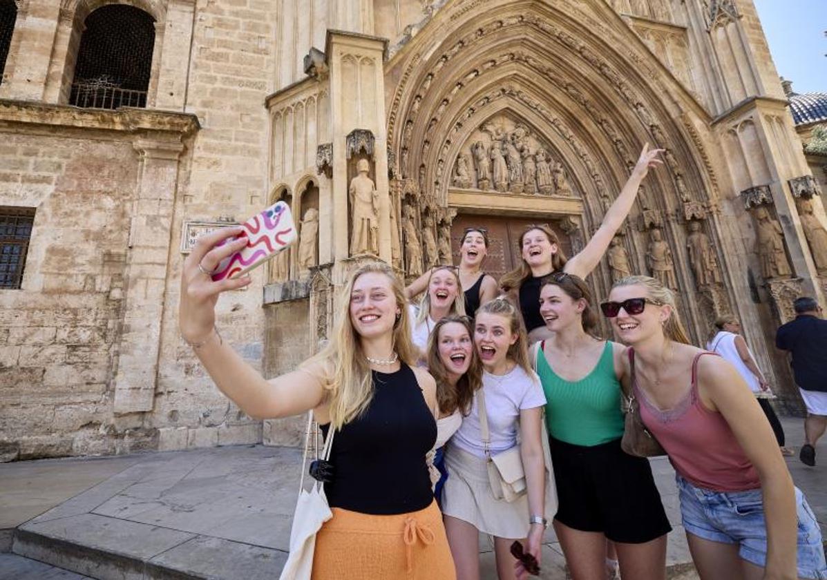 Turistas disfrutan del centro de Valencia.