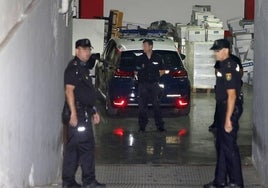 Agentes de la Policía Nacional, durante el traslado de un detenido en Alicante, en una imagen de archivo.