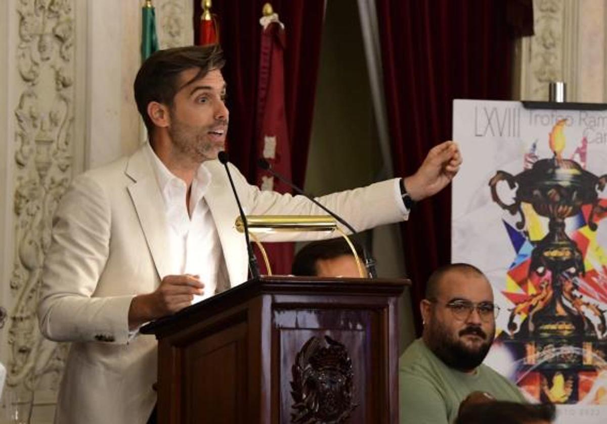 Yélamo, presentando el Trofeo Carranza.