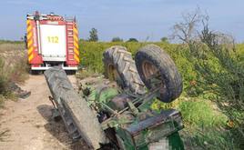 Un tractor volcado en una imagen de archivo