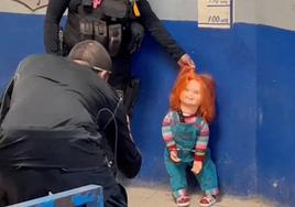 La policía detiene y esposa a Chucky en una comisaria de la ciudad de Monclova, al norte de México.