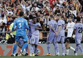 Rüdiger intenta tranquilizar a Vinicius en Mestalla.