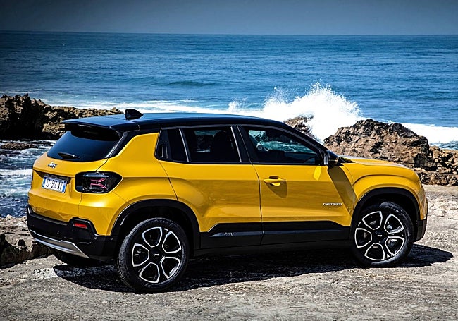 En el maletero, 380 litros de volumen de carga para el gasolina y 355 para el eléctrico.