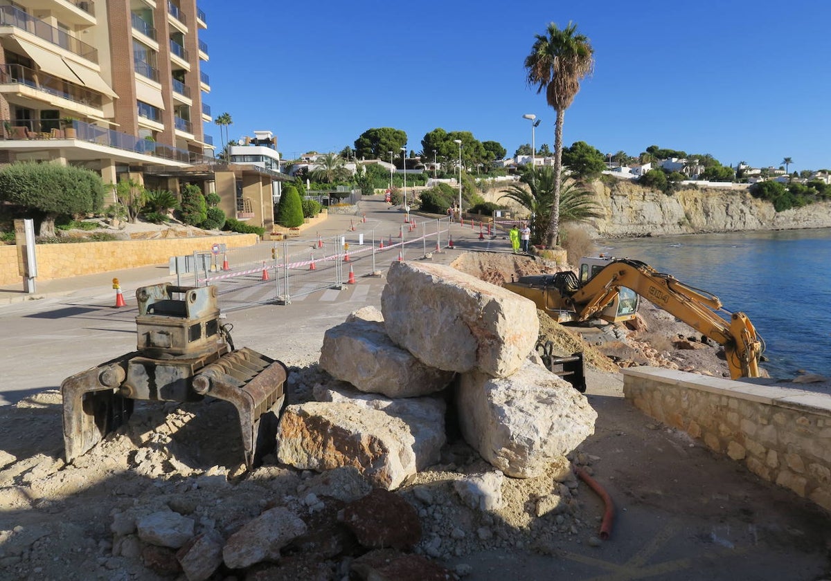 Las obras que se están ejecutando en el acceso a la cala.