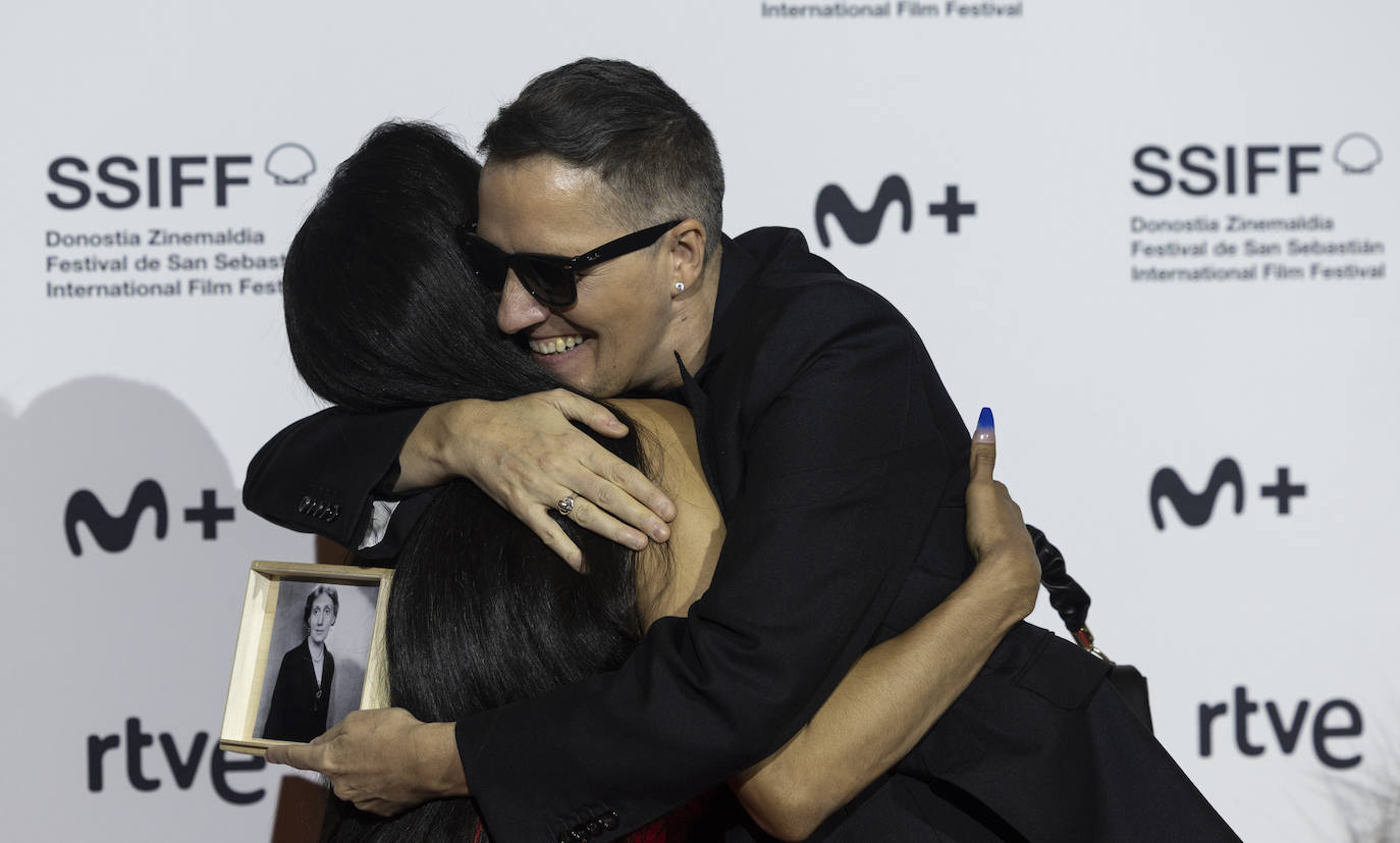 El autor Paul B. Preciado abraza a la actriz Koiangelis Brawns (AFP).