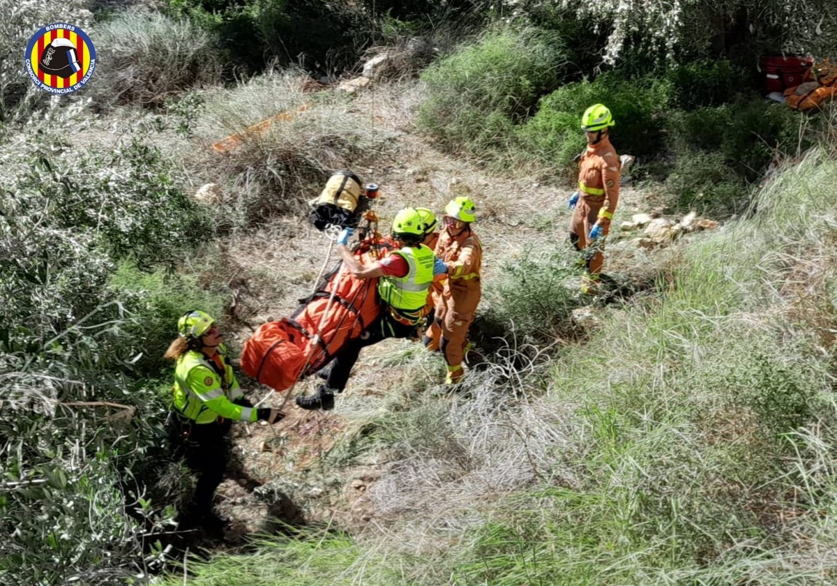 Momento del rescate en una zona de difícil acceso.