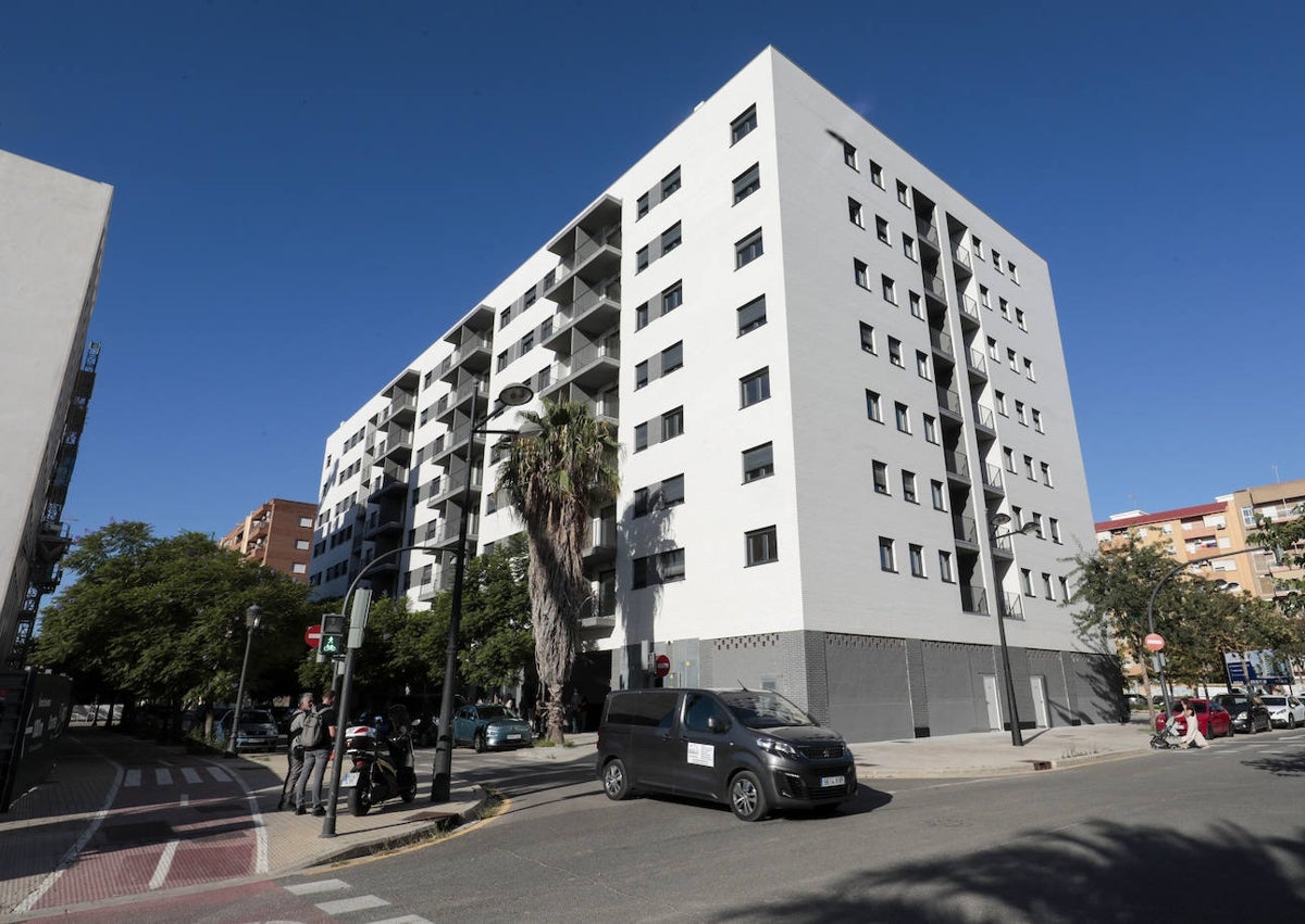 Imagen secundaria 1 - Zaguán y fachada del edificio y una de las dos salas comunes del edificio residencial de Zafranar. 