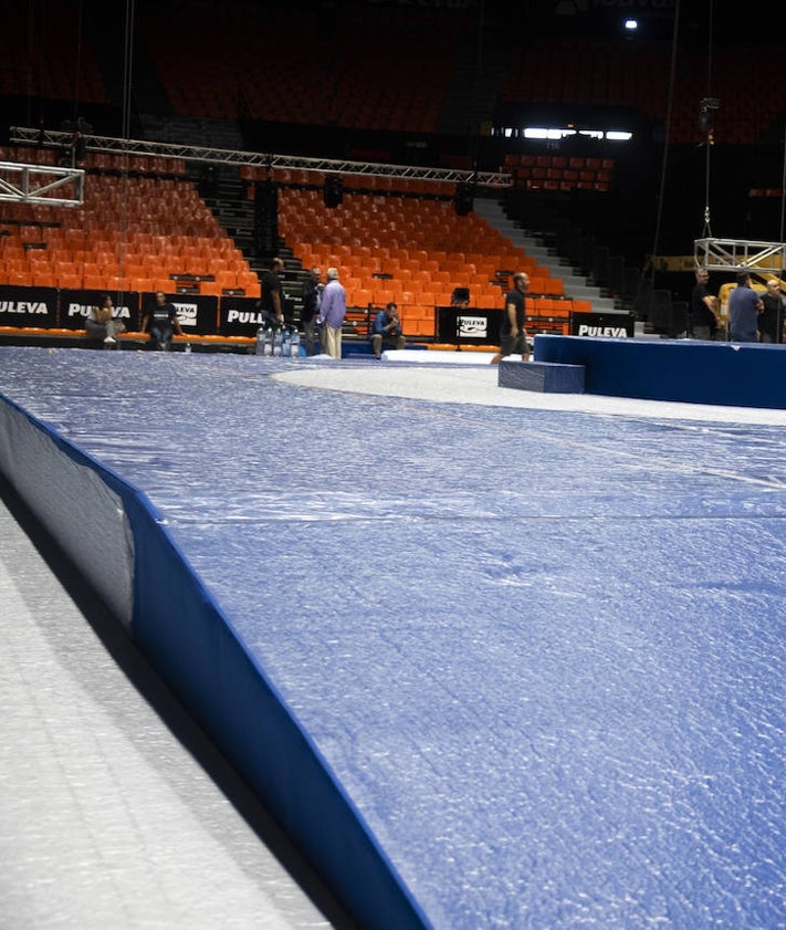 Imagen secundaria 2 - Montaje del escenario donde se celebrará la gala de la Fonteta el próximo sábado.