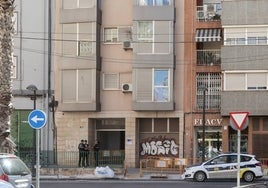 Vigilancia policial, en la finca okupada de la avenida Constitución 262, en Orriols.