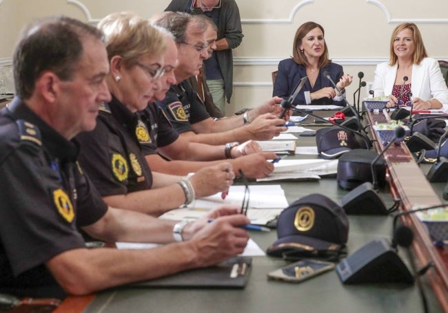 La alcaldesa Catalá y la delegada del Gobierno Bernabé, con el operativo policial.