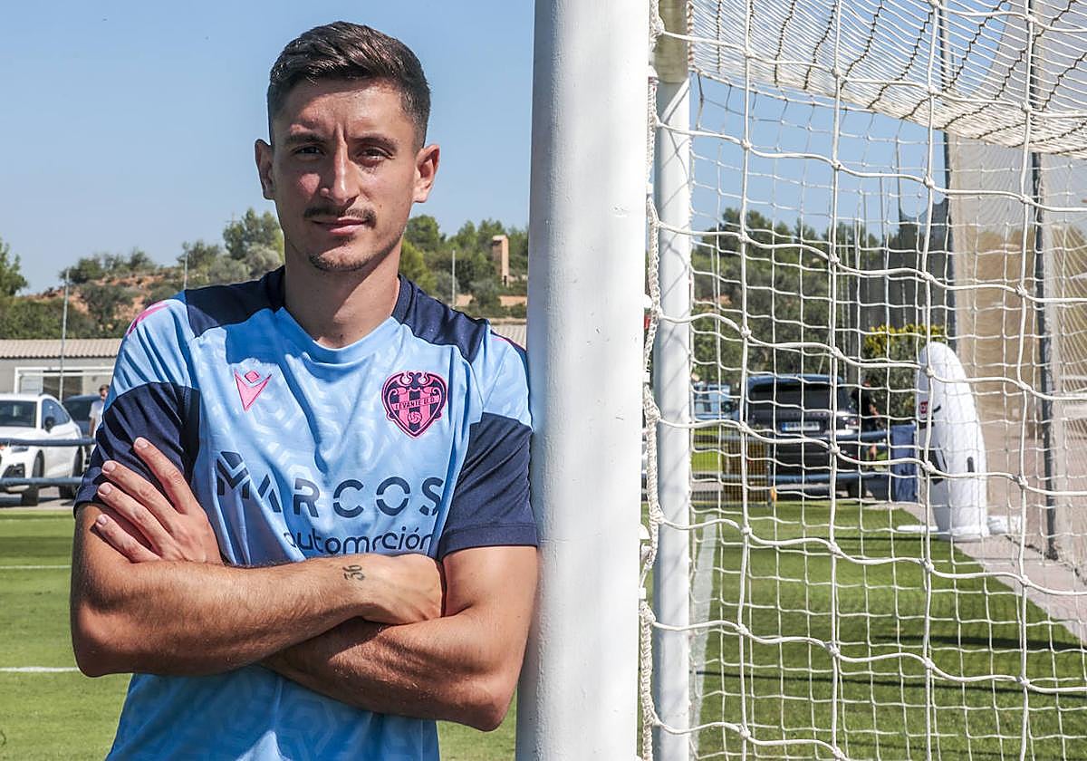 Pablo Martínez, posando en la Ciudad Deportiva del Levante, en Buñol.