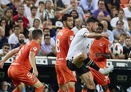 Yaremchuk controla el esférico en el partido contra la Real.
