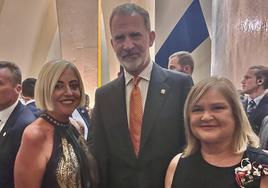 El Rey Felipe VI, acompañado de Julia Pérez Broseta y Carmen de Rosa.