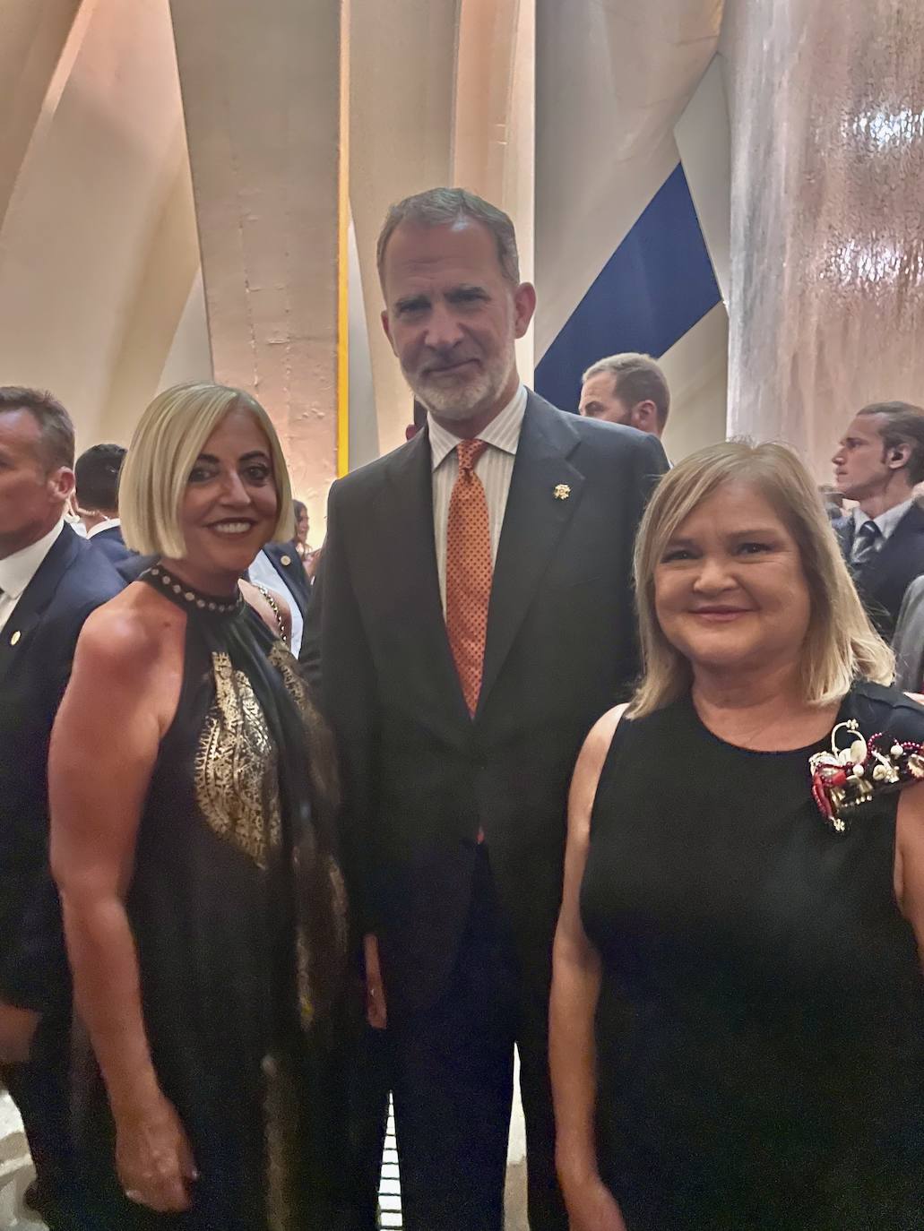 Julia Pérez Broseta y Carmen de Rosa, junto al Rey Felipe VI.