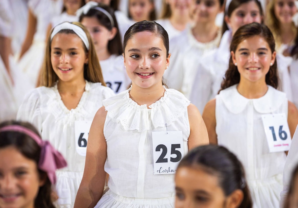 Imagen principal - Niñas candidatas a fallera mayor infantil de Valencia 2024.