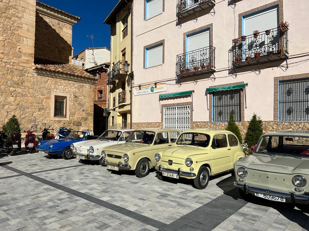Así fue la primera concentración de vehículos clásicos de Casas Bajas, en el Rincón de Ademuz