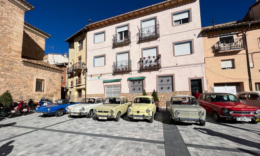 Así fue la primera concentración de vehículos clásicos de Casas Bajas, en el Rincón de Ademuz