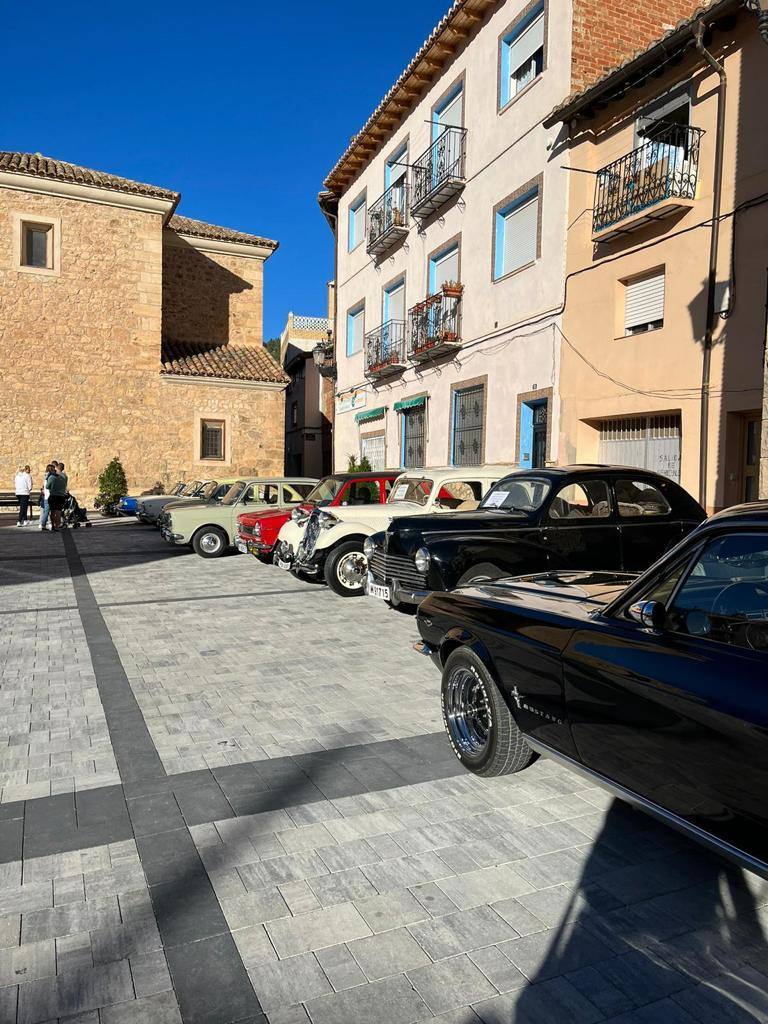 Así fue la primera concentración de vehículos clásicos de Casas Bajas, en el Rincón de Ademuz