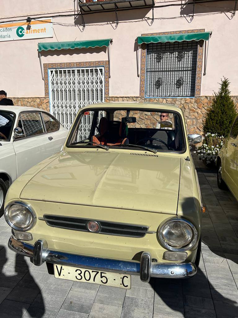 Así fue la primera concentración de vehículos clásicos de Casas Bajas, en el Rincón de Ademuz