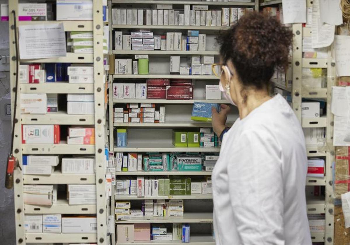 Medicamentos en una farmacia de Valencia.