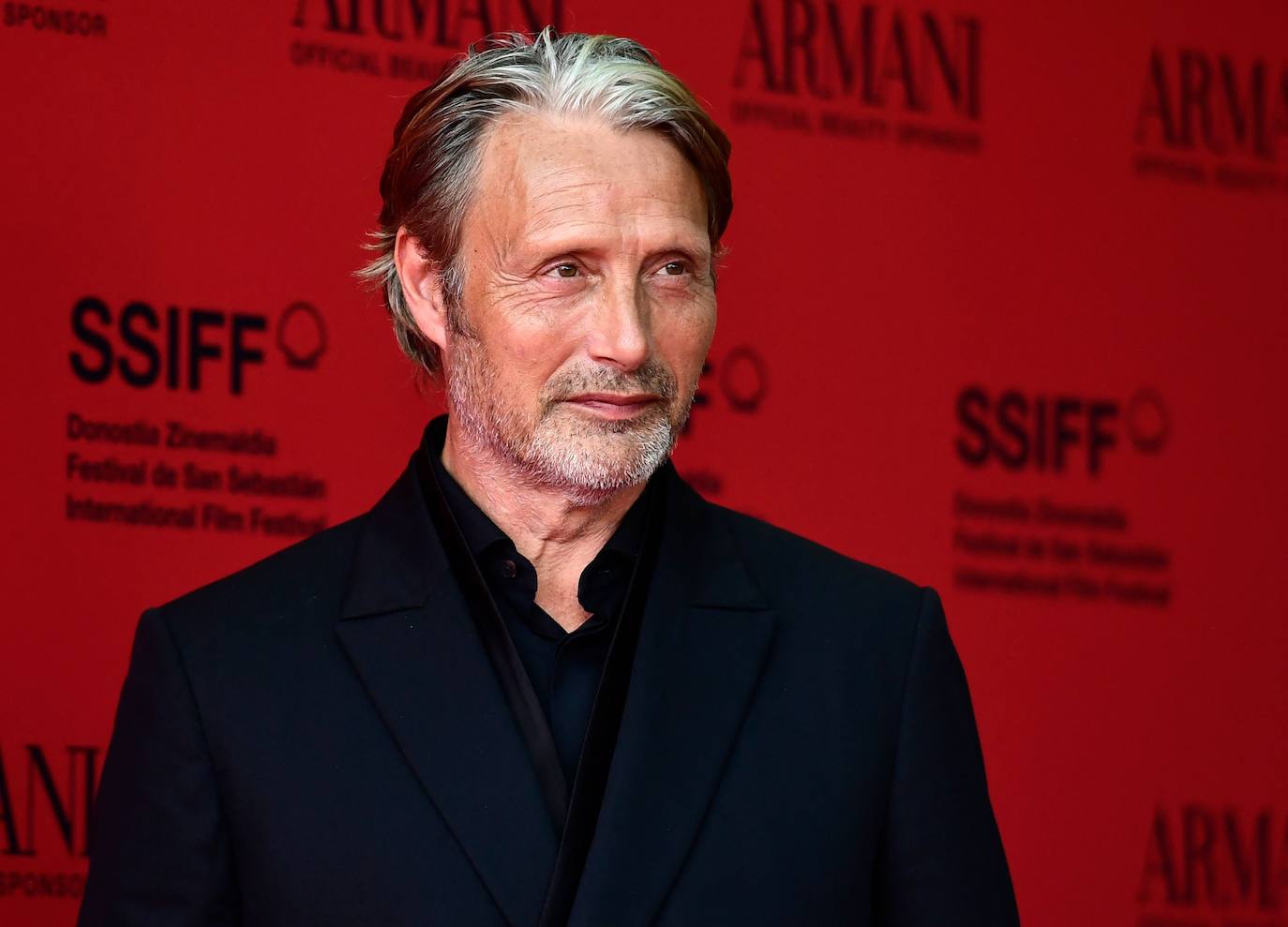 Mads Mikkelsen en la alfombra roja.