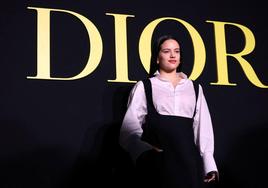 Rosalía posa en el front row del desfile de Dior en la semana de la moda de París.