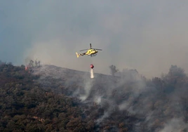 Un helicóptero en labores de extinción de un incendio.