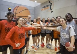Las jugadoras del Valencia Basket posan en L'Alqueria antes de viajar a Gran Canaria.