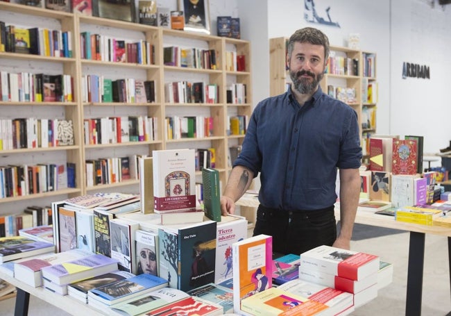 Con el dinero que ganó en un concurso de televisión, Héctor Gómez ha cumplido su sueño de ser librero y ha abierto Arribada Llibres.