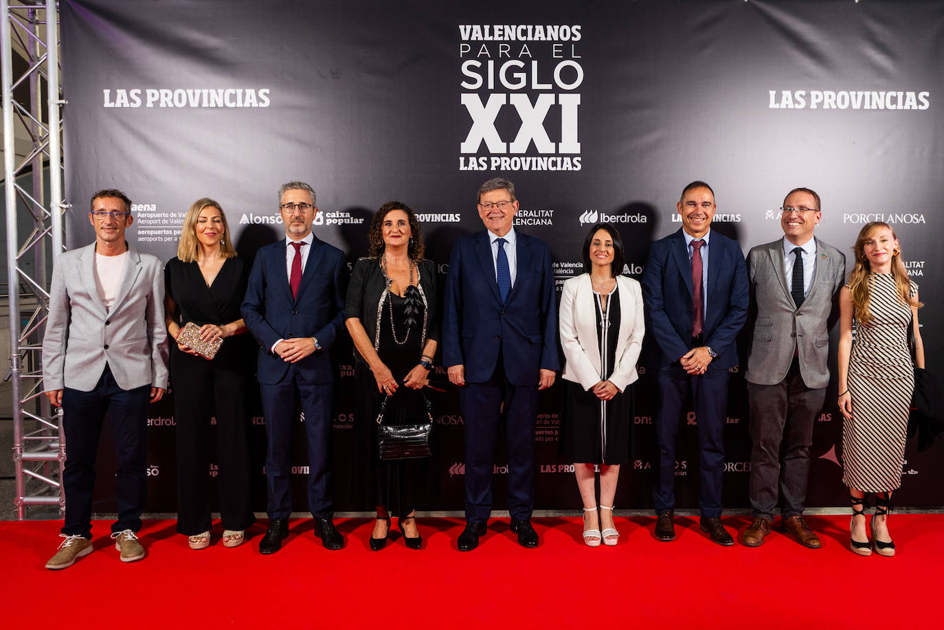 Diputados y senadores del PSPV, con el expresidente de la Generalitat Ximo Puig, en el centro. De izquierda a derecha: Joseé Luis Lorenz, Rocío Briones, Arcadi España, Mercedes Caballero, Puig, Rebeca Torró, Rafa Simó. Ernest Blanch y Cristina Martínez