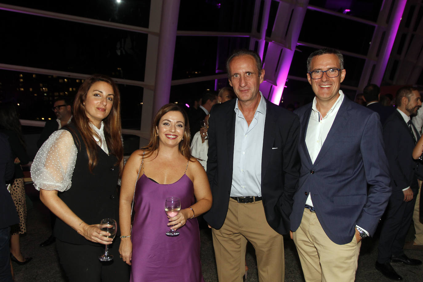 Dionisio López con Andrea Martínez, y Mireia Gradolí, de Levante Wagen, junto a Álex Adalid, coordinador de Motor de LAS PROVINCIAS.