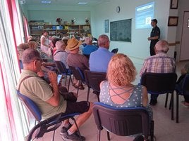 Varios mayores asisten a un curso sobre aptitudes digitales impartido por la Guardia Civil.