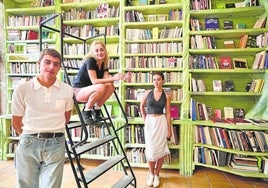 Praxis. Cuatro jóvenes veinteañeros (en la imagen tres de ellos) han abierto una librería de ejemplares descatalogados y comprados en rastros.