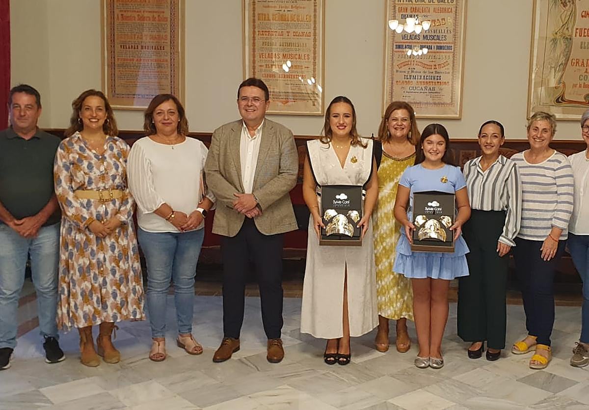 Miembros de la Corporación con las falleras mayores.