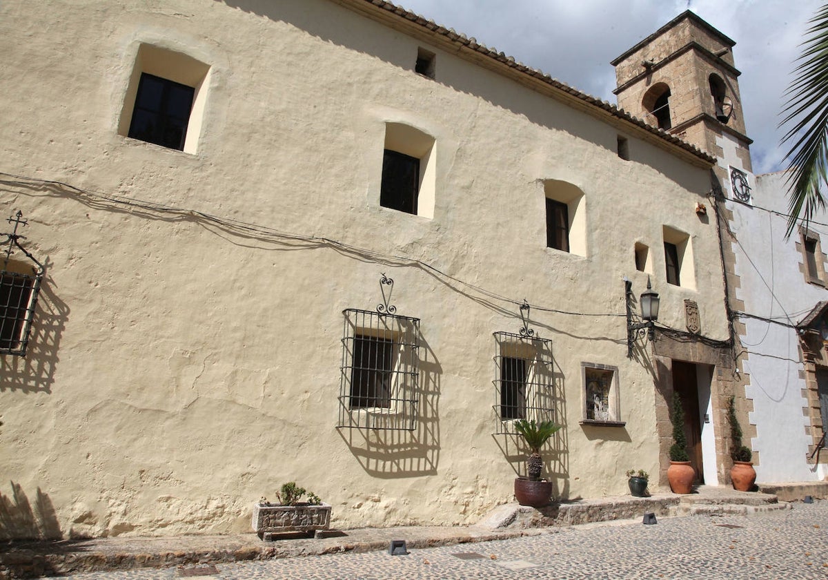 El convento junto a la iglesia de Jesús Pobre.