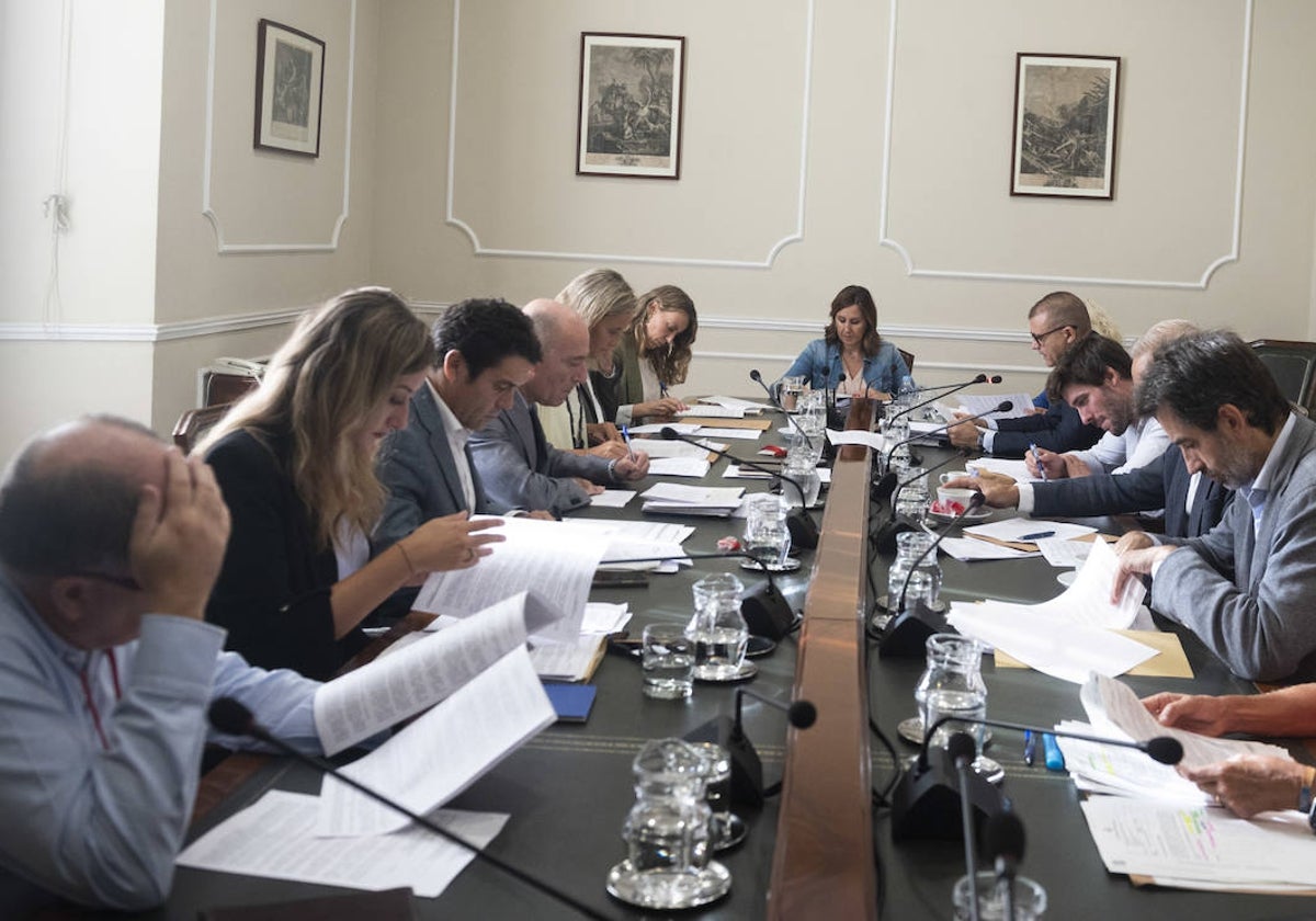 La alcaldesa de Valencia, María José Catalá, presidiendo la junta de gobierno de este viernes.